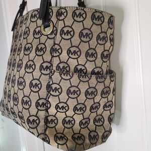 MK MICHAEL KORS  SIGNATURE SHOULDER BAG
